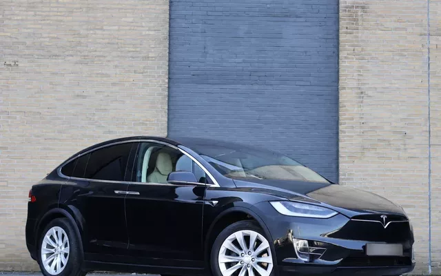Tesla Model X 90D