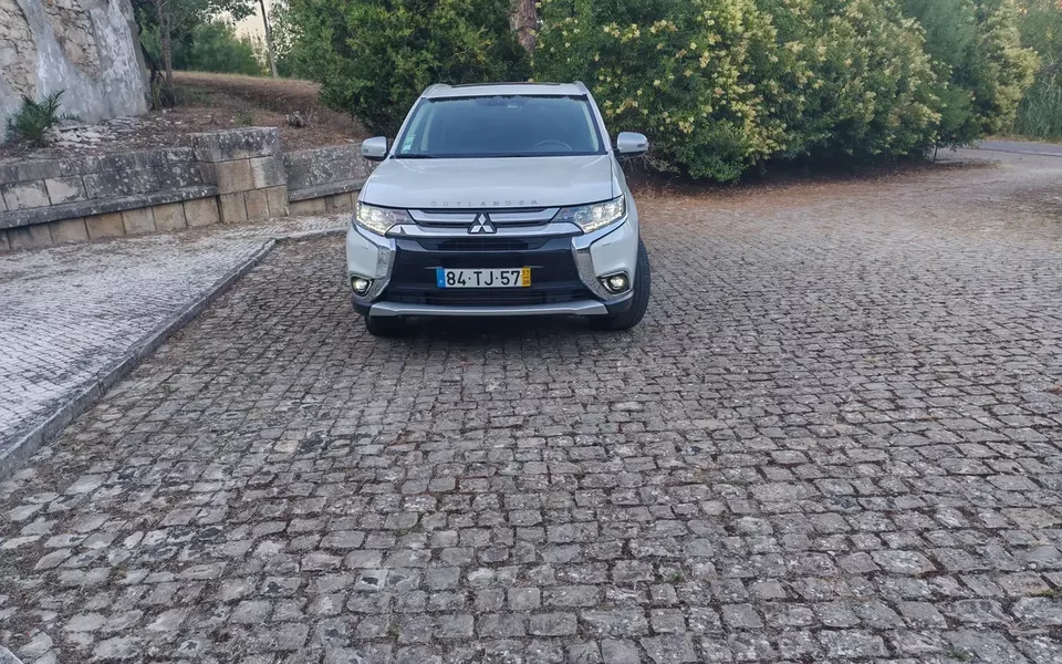 Mitsubishi Outlander 2.2 DI-D Instyle Navi