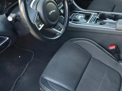 Jaguar XE 2.0 D Portfolio Aut.
