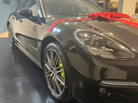 Porsche Panamera Sport Turismo 4 E-Hybrid