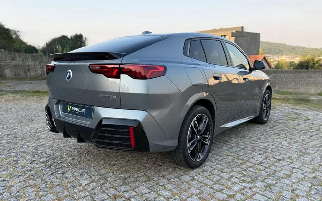 BMW iX2 eDrive20 Pack Desportivo M