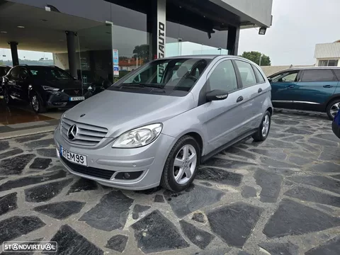 Mercedes-Benz B 180