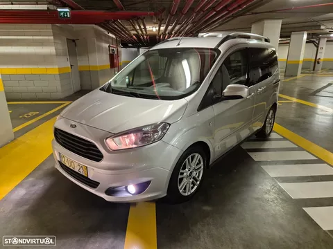Ford Tourneo Courier 1.0 EcoBoost Titanium