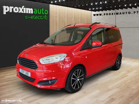 Ford Tourneo Courier 1.0 EcoBoost Titanium