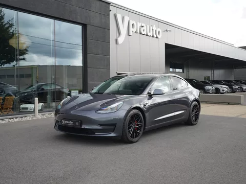 Tesla model 3 Panoramadak Leder ACC Rode Sportremklauwen Verwarmde zetels Privacy Camera 360° DABtuner Apple Carplay Warmtepomp 19″ Alu velgen Parkeersensoren