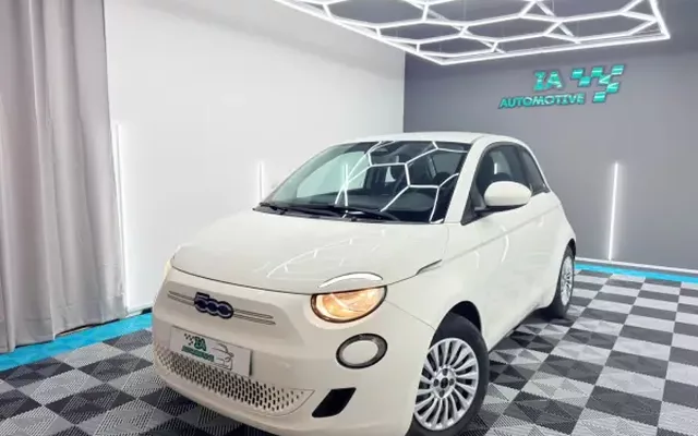 Fiat 500e 2023 Action