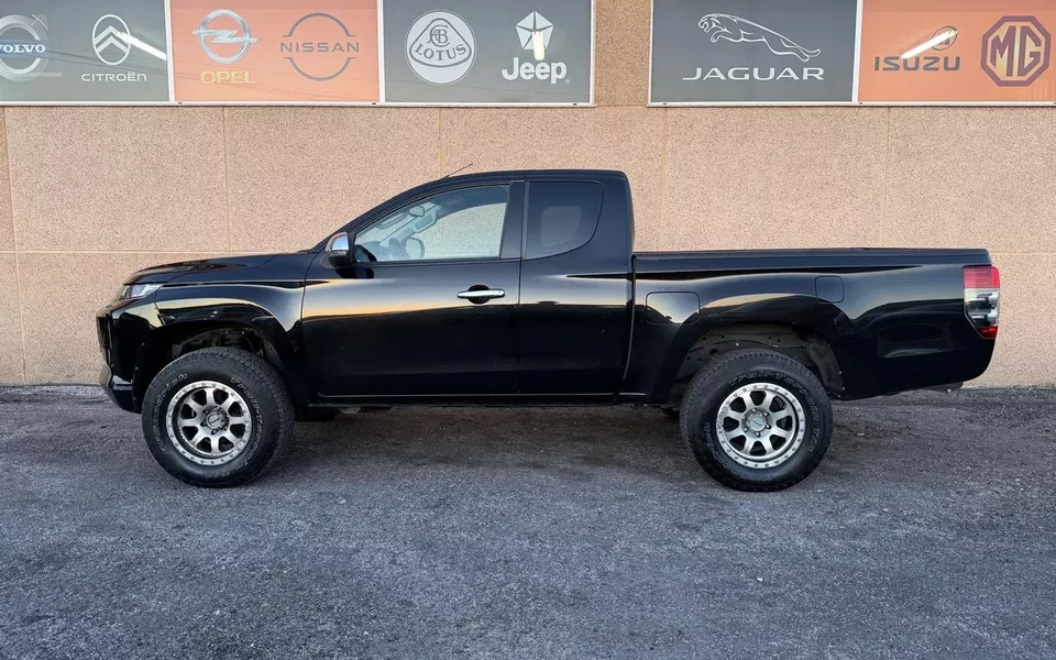 Mitsubishi L200 2.3 DI-D Strakar CD Connect Edition 4WD
