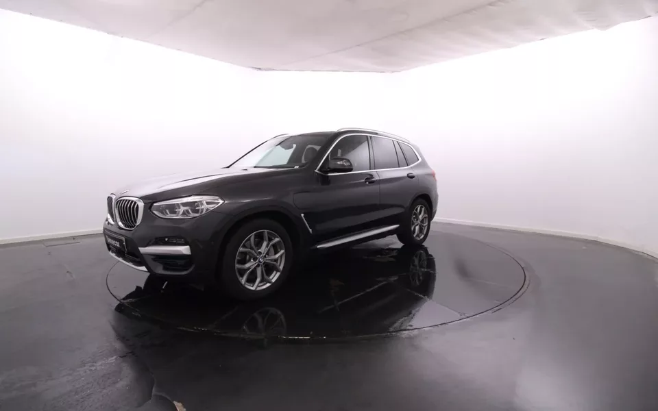 BMW X3 30e xDrive / Cam. Traseira / Estofos em Pele / Teto Panoramico de Abrir / GPS / LED