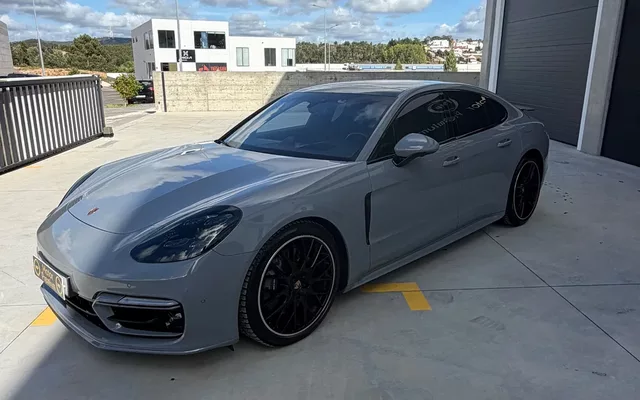 Porsche Panamera 4 E-Hybrid Platinum Edition com PDLS