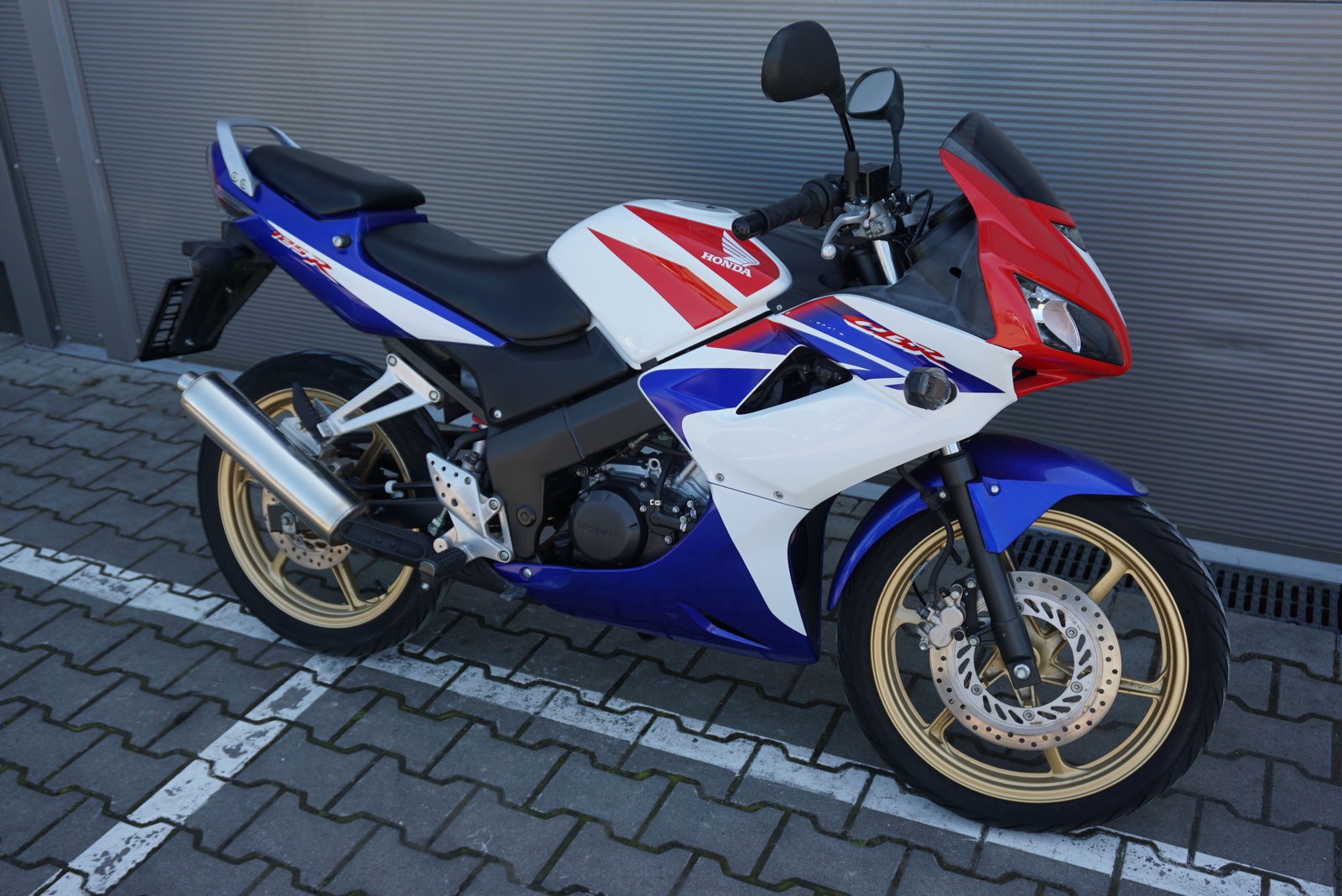 Honda CBR 125 R TRICOLOR