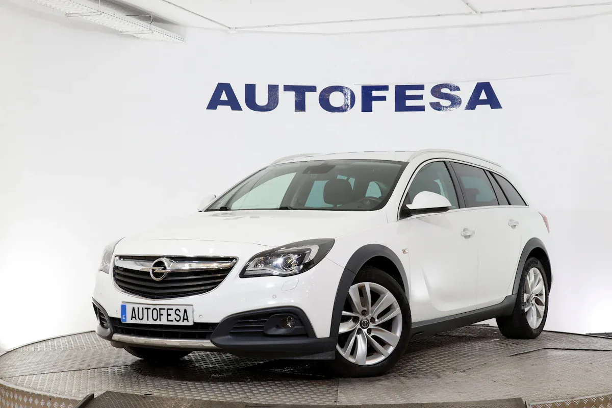 Opel Insignia Country Tourer 2.0 CDTI 4X4 170cv 5P S/S # NAVY, CUERO, BIXENON ,CAMARA TRASERA