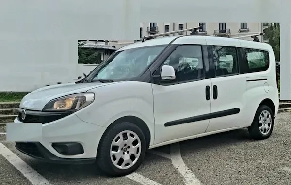 Doblo Maxi 5 locuri 49000 km la 11990 . Istoric reprezentanță la zi.