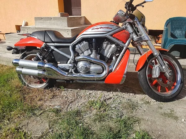 Legenda nu se explică. Se pornește. HARLEY DAVIDSON V-ROD